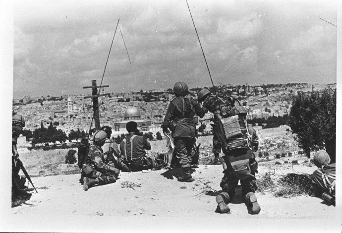 חיילים צופים על הר הבית (צילום:  לע"מ)