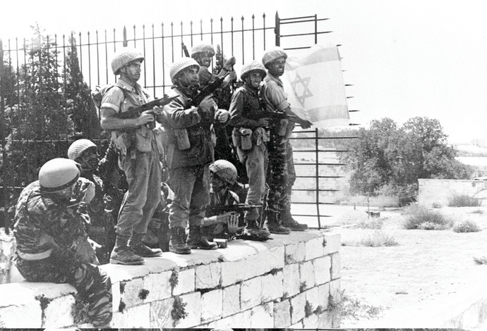 תא"ל עוזי עילם בהנפת דגל ישראל בעיר העתיקה (צילום:  לע"מ)
