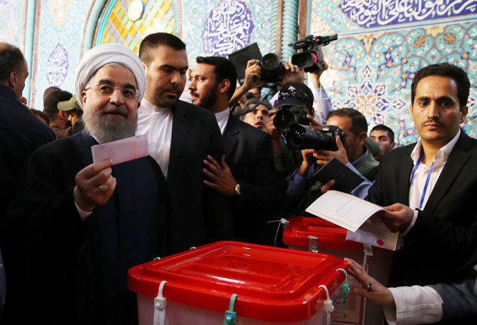 חסן רוחאני מצביע בבחירות, איראן (צילום:  רויטרס)