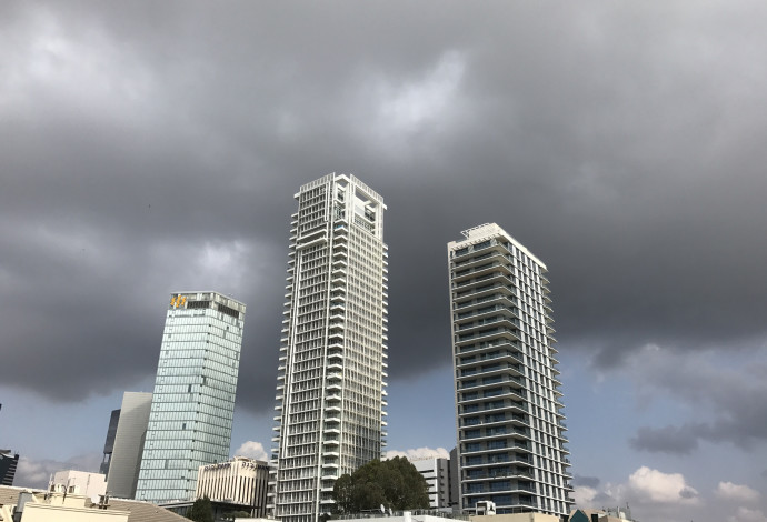 מזג אוויר סגרירי בתל אביב (צילום:  אבשלום ששוני)