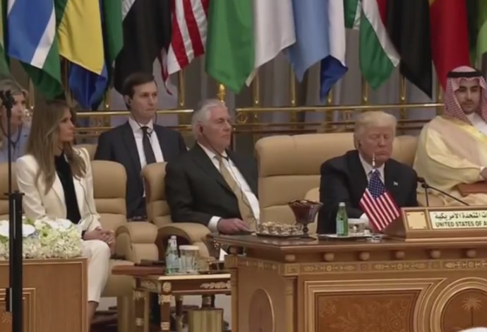 דונלד טראמפ מתכונן לנאום בערב הסעודית (צילום:  צילום מסך)