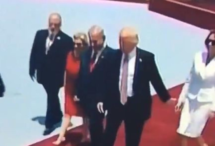 מלניה טראמפ מסרבת לתת יד לבעלה  (צילום:  צילום מסך)