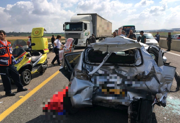 רכב הרוס לאחר התאונה ליד מחלף המוביל (צילום:  תיעוד מבצעי מד"א)