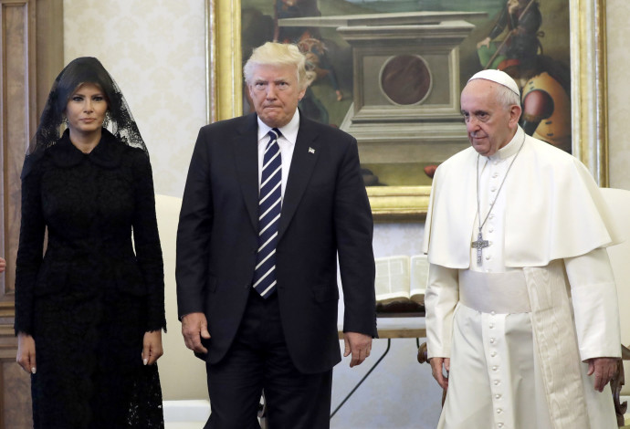 דונלד ומלניה טראמפ עם האפיפיור בוותיקן (צילום:  רויטרס)