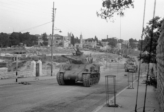 טור טנקים בתנועה לכיבוש הצד הירדני של ירושלים. מאחורי הטנקים נעים כוחות על משאיות. (צילום:  בני הדר, "במחנה" באדיבות ארכיון צה"ל במשרד הביטחון ו"במחנה")
