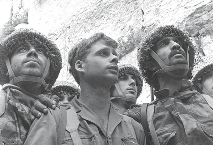 ד"ר יצחק יפעת בתמונת שלושת החיילים בכותל (צילום:  דוד רובינגר, לע"מ)
