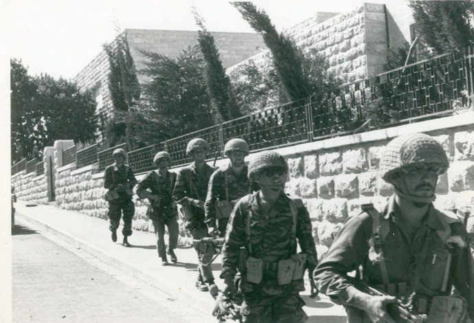 חיילים בדרך לגבעת התחמושת (צילום:  עיתון במחנה)