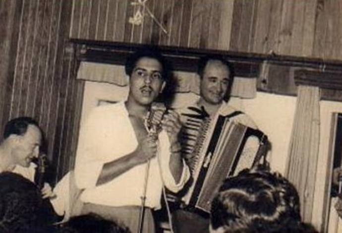 אבשלום כהן בהופעה עם בני פנחסי בשנות ה-50 (צילום:  ויקיפדיה)