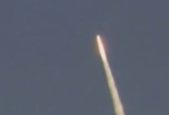 הטיל המיירט עושה דרכו לטיל המטרה בניסוי של צבא ארצות הברית (צילום:  צילום מסך)