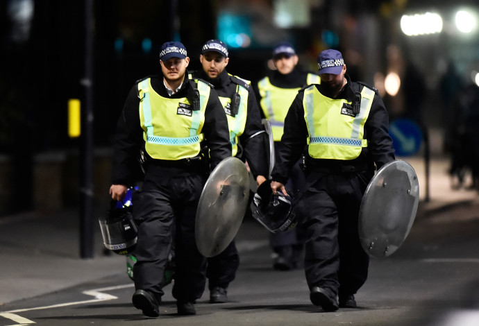 שוטרים בזירת הפיגוע בלונדון (צילום:  רויטרס)