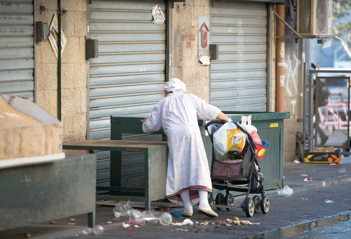 אישה מבוגרת בשוק מחנה יהודה, צילום אילוסטרציה (צילום:  נועם רבקין פנטון, פלאש 90)
