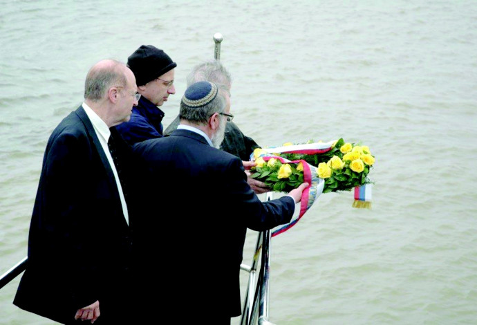 נציגי "שם עולם" וממשלת סרביה בטקס השלכת פרחים בנהר בבלגרד (צילום:  משרד החוץ הסרבי)