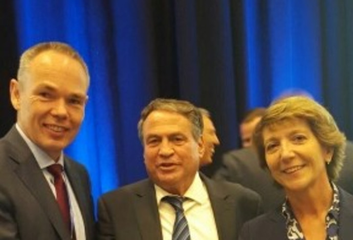 עוזי דיין עם נשיא ה-EL האנסג'ורג' אולטמאייר והסגנית סטפני פאלז מצרפת