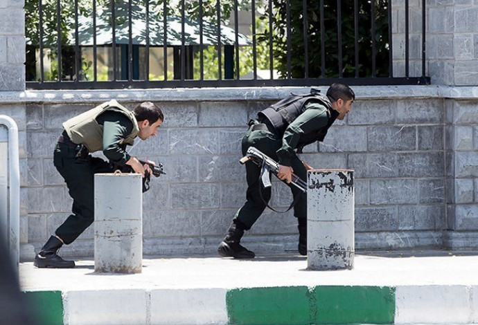 כוחות הביטחון האיראניים מקיפים את התוקפים (צילום:  רויטרס)