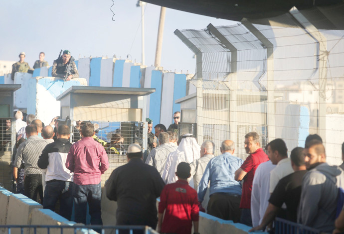 שוטרים ופלסטינים במחסום קלנדיה (צילום:  פלאש 90)