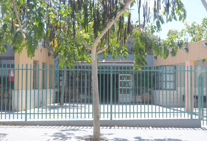 בית הספר בצפון תל אביב בו לימד המורה החשוד (צילום:  אבשלום ששוני)