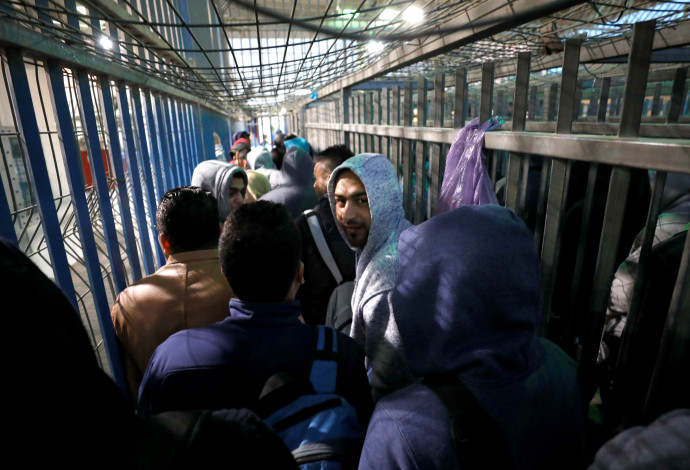 פלסטינים במחסום (צילום:  רויטרס)