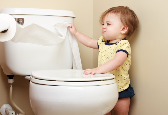ילד בשירותים, צילום אילוסטרציה (צילום:  istockphoto)