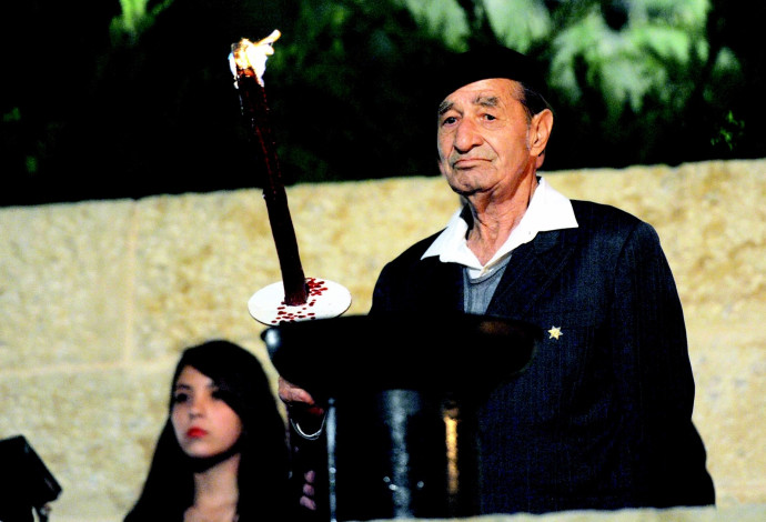אליעזר לב ציון מדליק משואה ביום השואה ב-2012 (צילום:  עמוס בן גרשום, לע"מ)