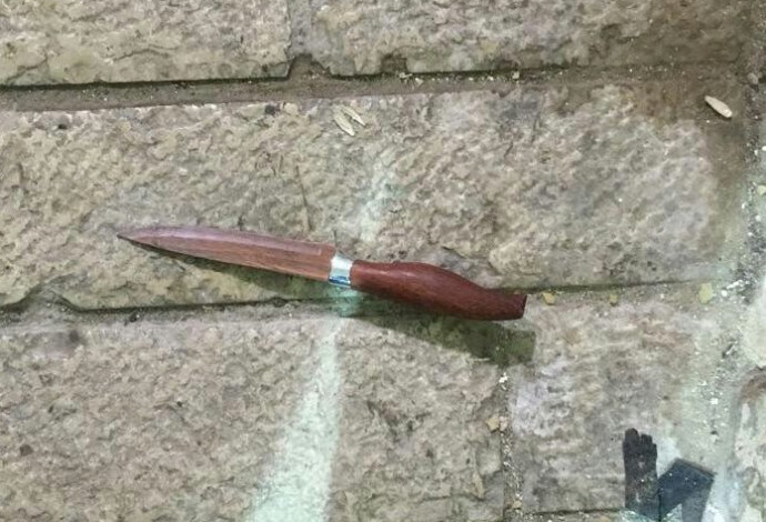 הסכין שנתפסה ליד מערת המכפלה (צילום:  דוברות המשטרה)