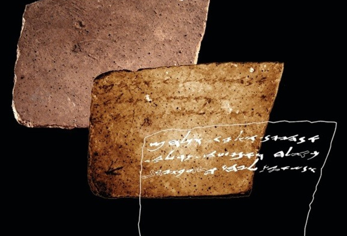 השברים והכתובת שנמצאו בתל ערד (צילום:  מיכאל קורדונסקי, אוניברסיטת תל אביב)