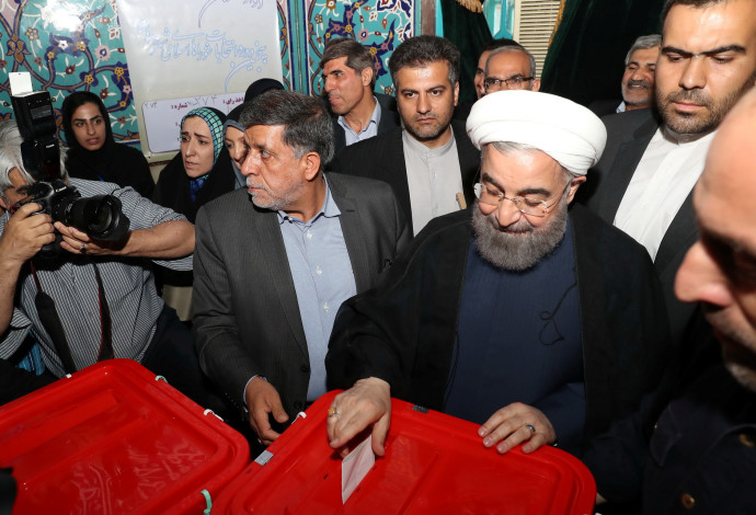 רוחאני מצביע בבחירות באיראן (צילום:  רויטרס)