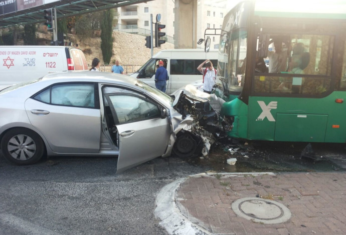רכב פרטי התנגש באוטובוס, ירושלים (צילום:  תיעוד מבצעי מד"א)