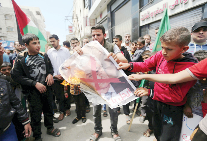 הפגנה נגד הרשות הפלסטינית, רצועת עזה (צילום:  רויטרס)