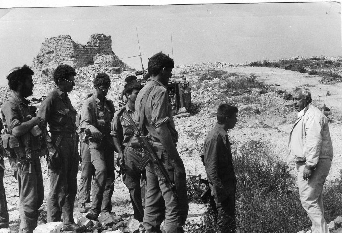 אריק שרון בבופור, מלחמת לבנון הראשונה (צילום:  עיתון במחנה)