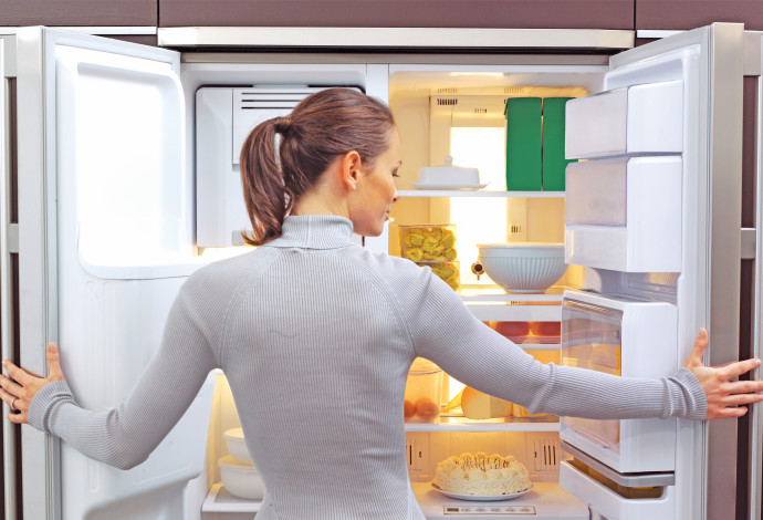 אישה מסתכלת במקרר, אילוסטרציה (צילום:  אינג אימג')