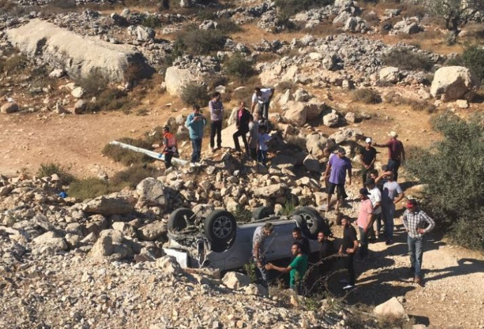הרכב הפלסטיני שהידרדר בתאונה באיו"ש (צילום:  תיעוד מבצעי מד"א)