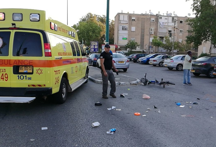תאונת הדרכים בחיפה שבה נהרג רוכב אופניים (צילום:  דוברות מד"א)
