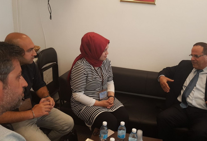 השר איוב קרא עם העיתונאים הטורקים (צילום:  לשכת שר התקשורת)