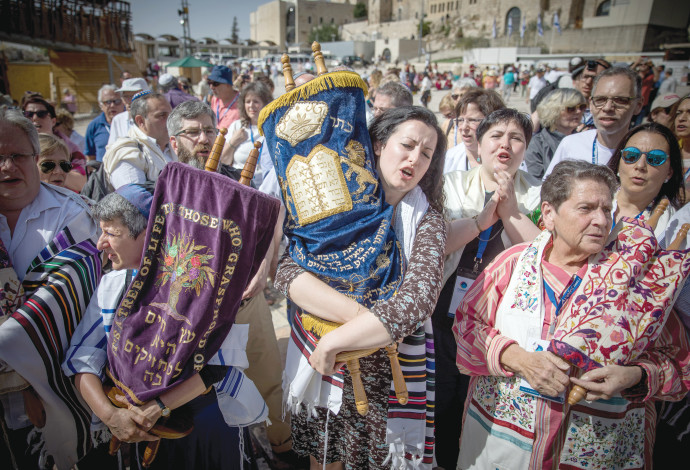 תפילה של רפורמים וקונסרבטיבים בכותל (צילום:  יונתן זינדל, פלאש 90)