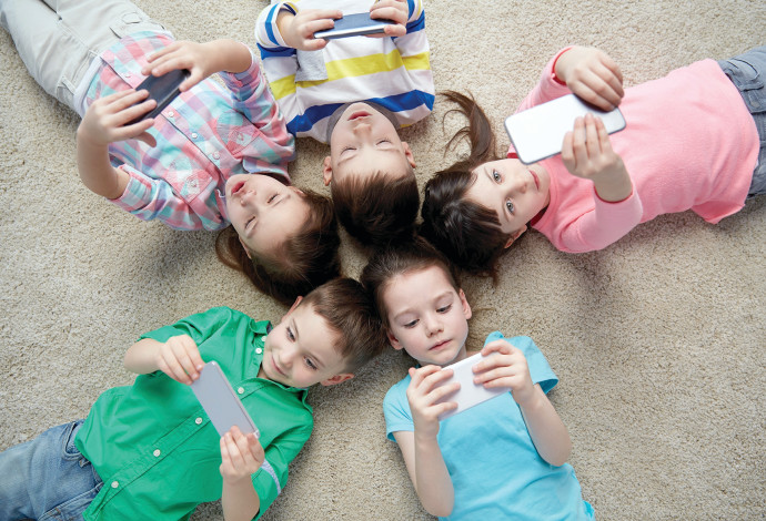 ילדים משחקים באייפון, אילוסטרציה (צילום:  אינג אימג')