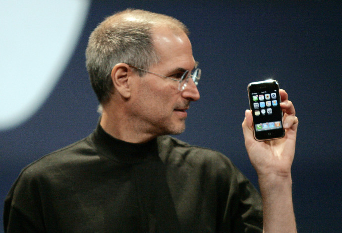 סטיב ג'ובס מציג את האייפון הראשון (צילום:  רויטרס)