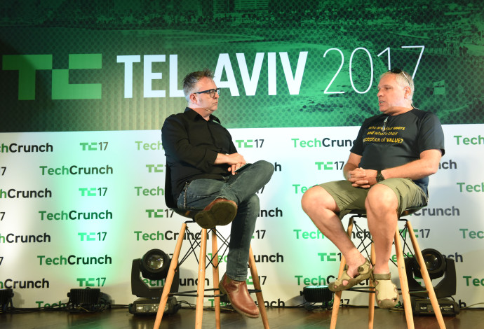 מייק בוצ"ר, העורך הראשי של טקראנץ׳ עם מייסד Waze, אורי לווין (צילום:  כפיר סיון)