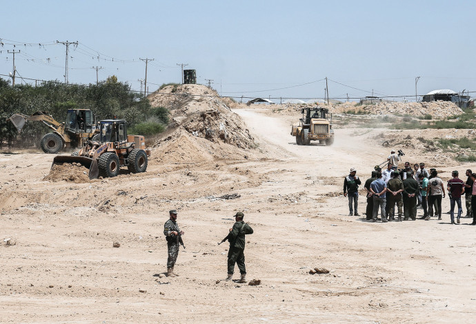 בניית אזור חיץ, גבול רצועת עזה - מצרים (צילום:  AFP)