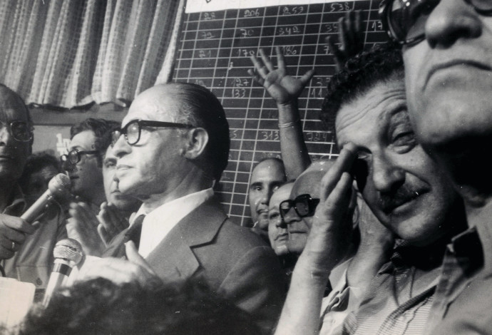 מרדכי ציפורי עם אהוד אולמרט, עזר ויצמן ומנחם בגין בבחירות 1977 (צילום:  שעיה סגל)