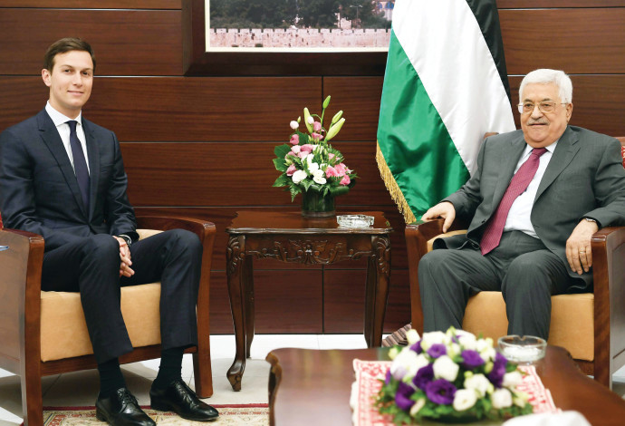 אבו מאזן עם ג'ראד קושנר במשכנו ברשות הפלסטינית (צילום:  AFP)