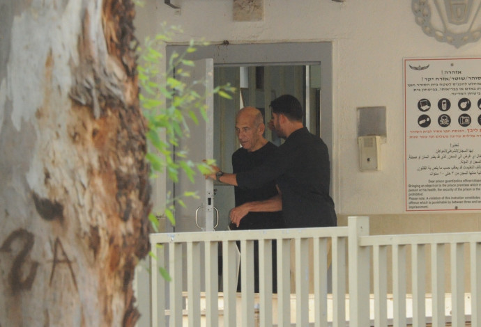 אהוד אולמרט משתחרר מהכלא (צילום:  אבשלום ששוני)