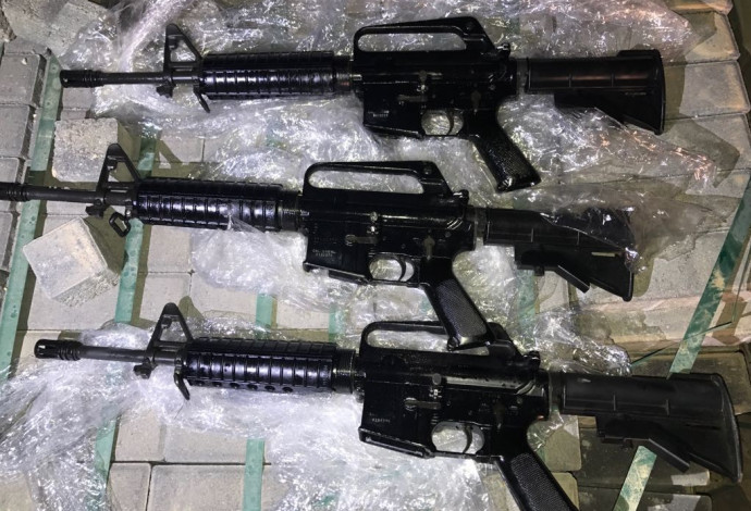 איתור כלי נשק שנגנבו מבסיס שדה תימן (צילום:  דוברות המשטרה)