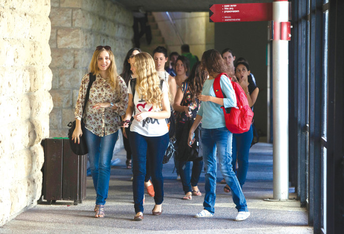 סטודנטיות באוניברסיטה העברית, למצולמות אין קשר לידיעה (צילום:  יונתן זינדל, פלאש 90)