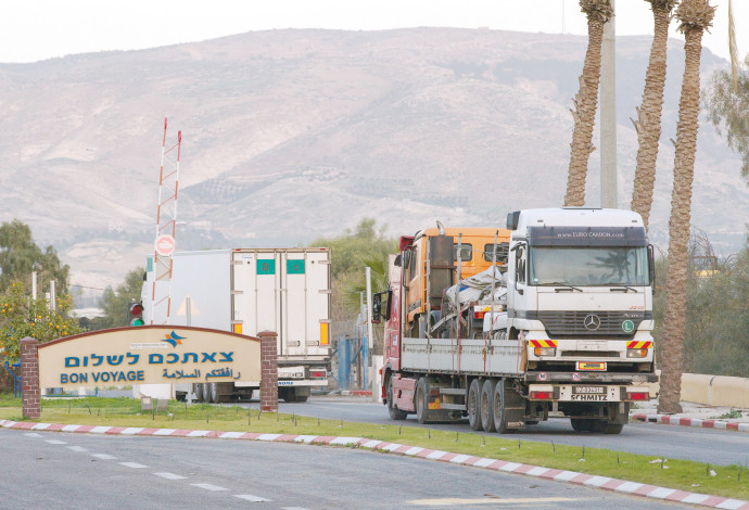 גשר חוסיין במעבר הגבול בין ירדן וישראל (צילום:  רויטרס)