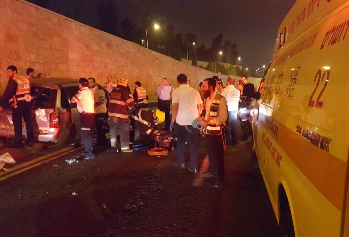 תאונת דרכים סמוך למנהרת הארזים (צילום:  דניאל דובינקי, תיעוד מבצעי מד"א)