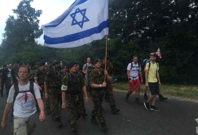 חיילים עם דגל ישראל בצעדת ארבעת הימים (צילום:  צילום פרטי)