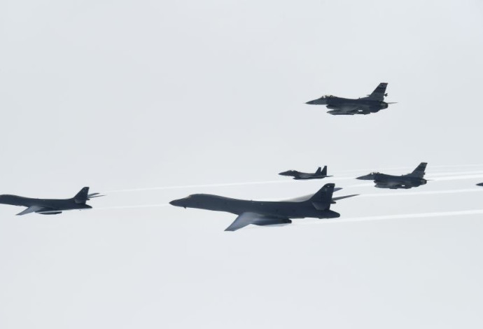 מטוסים של ארצות הברית וקוריאה הדרומית בתרגיל צבאי (צילום:  AFP)