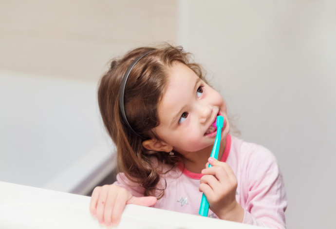 ילדה מצחצחת שיניים, צילום אילוסטרציה (צילום:  istockphoto)