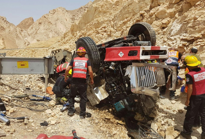 המשאית ההפוכה בתאונה ליד אילת (צילום:  דוברות כבאות והצלה)