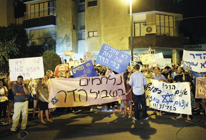 הפגנה מחוץ לבית משפחת גולדין (צילום:  פלאש 90)